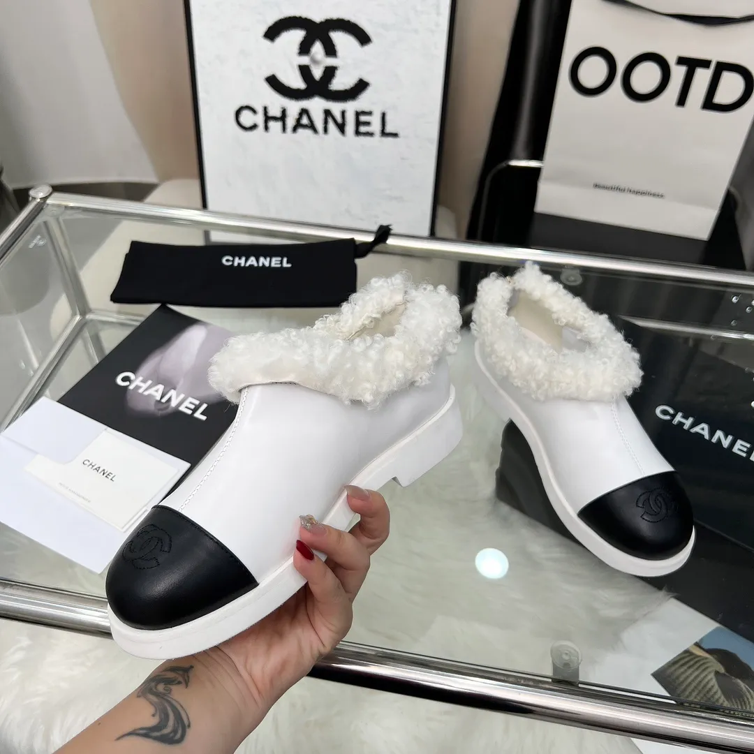 👟👟Ex-factory price 540👟👟 High version of Chanel CHANEL, 🌞🌞🌞Xiaoxiang’s latest 2025 autumn and winter short boots, a must-have item for this autumn and winter season! ! Ms. Chanel loves simple yet irresistible combinations to show her unique style. Mix and match freely to shine⚡Follow Grandma’s fashion steps! ! ! The top-notch craftsmanship and texture are perfectly presented. No matter any details, you can compare them with the counters. The best quality products can be entered and exited from the counters at will! ! ❶Material: imported cowhide/cow suede/wool ❷Lining: sheepskin lining ❸Feet: sheepskin ❹Outsole: original molded sole ❺Heel height: 3cm ❻Number of yards: 35-40 (40 and 41 are customized and non-refundable)